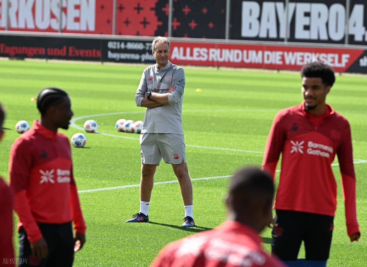 关于法兰克福训练开放日；赛后战术微调引欢呼；欧冠在即；赛程密集仍需轮换的信息