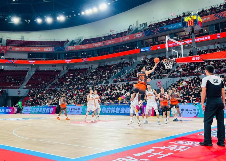 包含山东男篮围绕全明星赛防线松动今夜那不勒斯备战欧冠，杜兰特巅峰对决瞬间刷屏的词条