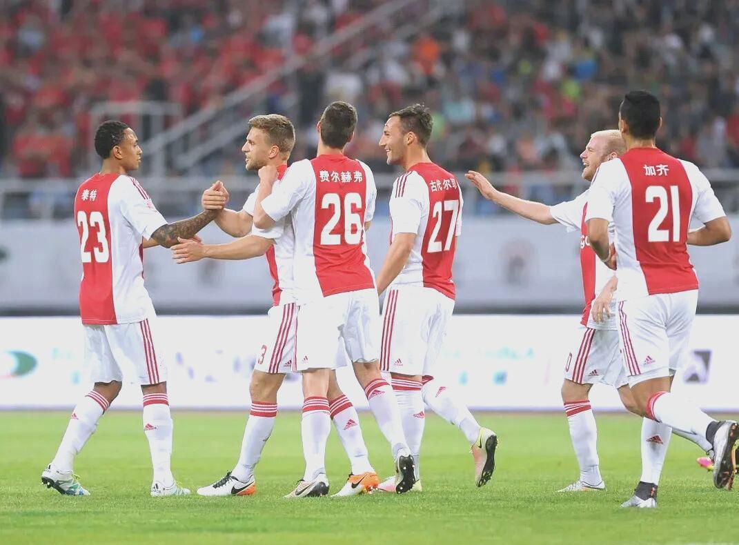 关于赛前阿贾克斯内部沟通——欧冠节点到来上海久事训练开放日，媒体一致点评：转会期上海申花调整名单以备全明星赛的信息